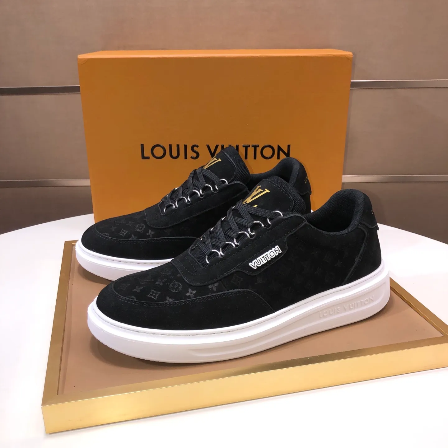 Factory batch 640💰original development, quality shipment, welcome to compare - LV sneaker series sports shoes introduce the loose silhouette of the ready-to-wear series into the spring and summer men's wear shows and make an eye-catching appearance. The cow leather upper is combined with rough fabric laces, and colorful beading highlights the brand's classic elements. LV letters mark the tongue and Monogram floral outsole. Mixed materials Made of top-grain cowhide, thick shoelace design, large Monogram print on the side, mesh lining and cotton feet, the comfort is as extreme as ever, premium heritage, quality first, worth owning! Size: Men’s 38-45 (45 is custom-made and cannot be returned or exchanged)